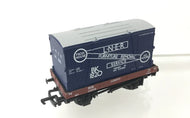 937368 MAINLINE Lowfit wagon in NE oxide 221119 with LNER blue container BK1820- BOXED