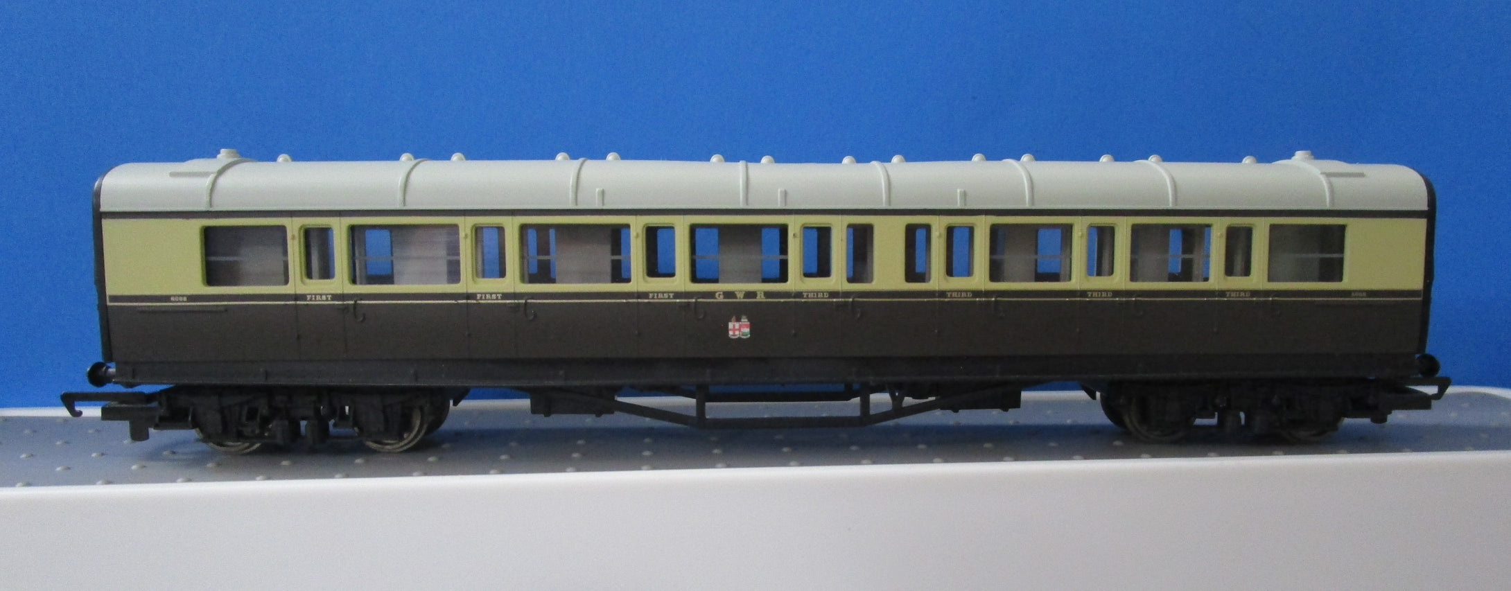R4065A HORNBY GWR composite coach in GWR chocolate & cream 6068 - BOXED