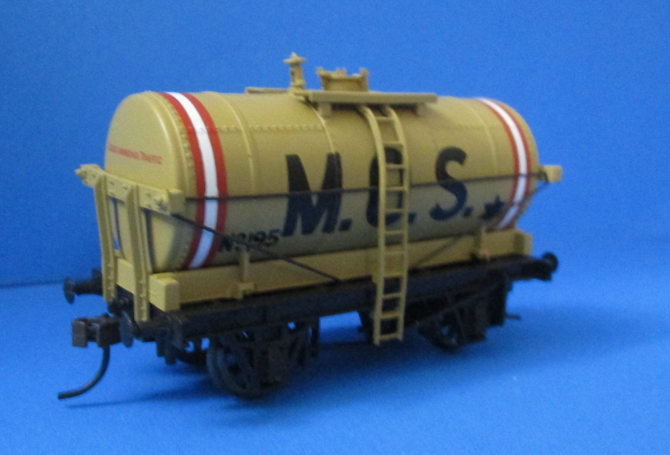 33-510-P01 BACHMANN 14 Ton Tank Wagon with Catwalk & Small Filler Cap 195 in 'M.O.S.' Buff Livery - Kadee - KADEE - BOXED