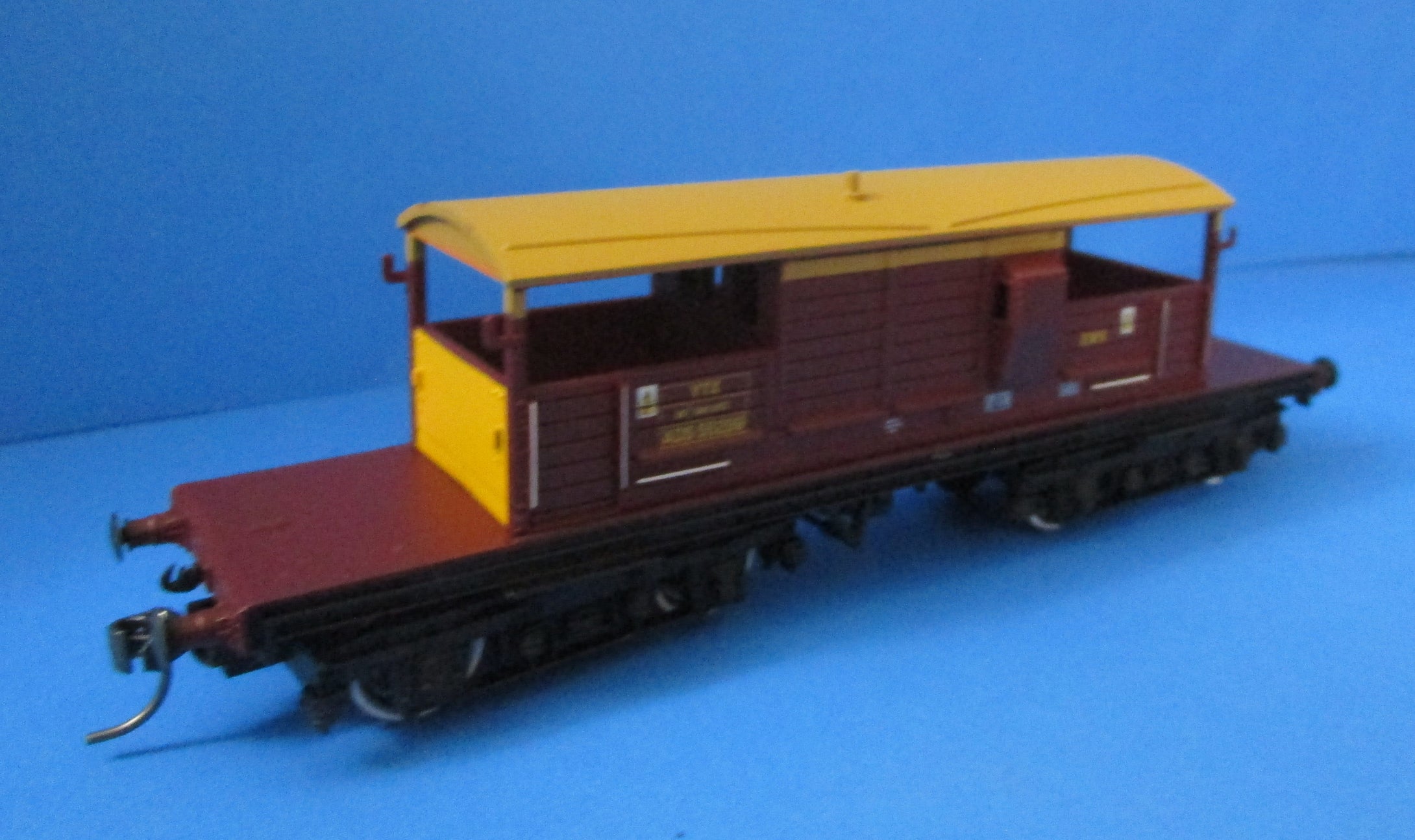 33-830-K01 BACHMANN 25 Ton Queen Mary Brake Van ADS56299 in EWS Red & Yellow Livery - Kadee - BOXED