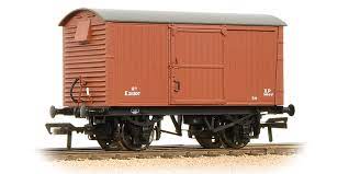 38-382 BACHMANN 12 Ton Ventilated Fruit Van Corrugated Ends BR Bauxite (Early)