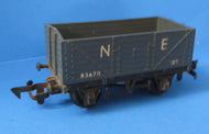 R10A-P02 HORNBY 7 Plank NE Wagon 83670 - UNBOXED