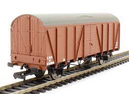 R6640A HORNBY LMS 4 wheel CCT Van N37008 in LMS bauxite