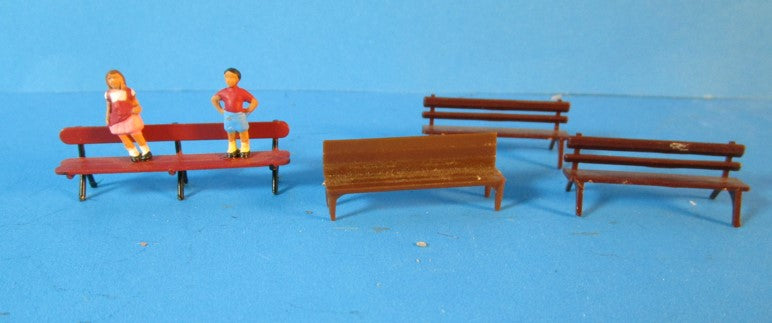BP173 Children standing on benches – my british model trains