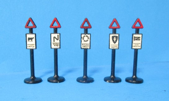 BP607 Matchbox set of metal roadsigns (1960s)