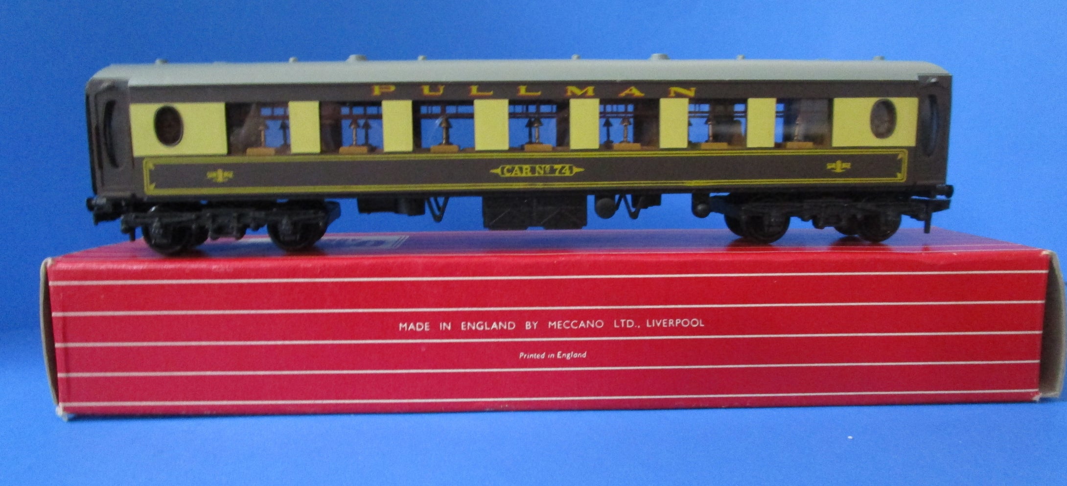 HD-4036  HORNBY DUBLO Pullman Car No. 74 2nd Class with interior fittings - BOXED