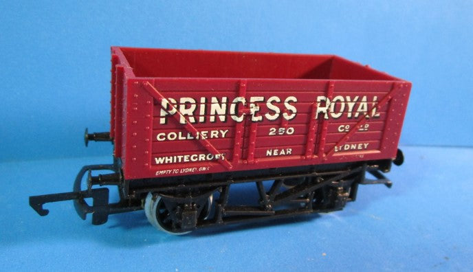 R090 HORNBY 7-plank open wagon in maroon 