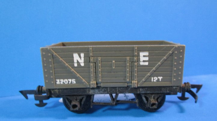 R13 HORNBY 7 Plank 12 ton wagon NE grey - UNBOXED