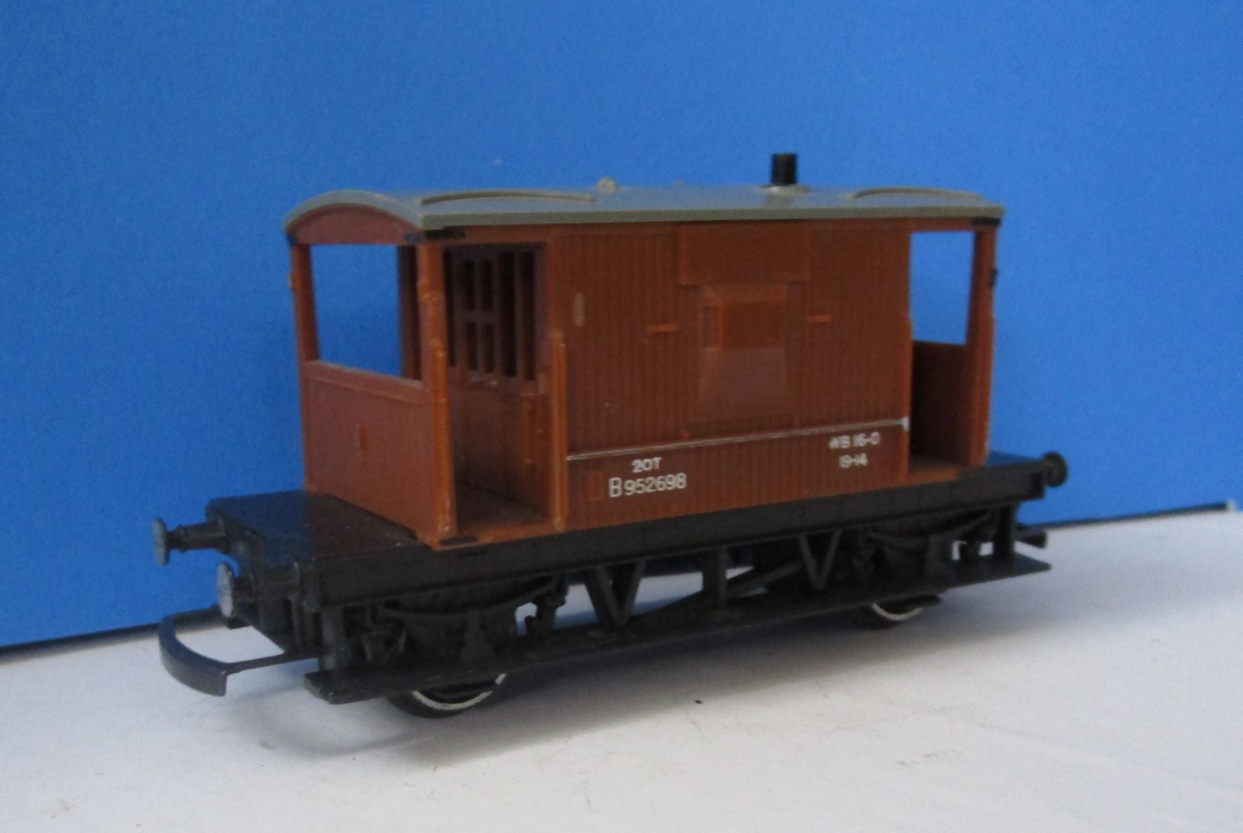 R16A-P01 HORNBY BR Standard Brake Van B952698 - UNBOXED