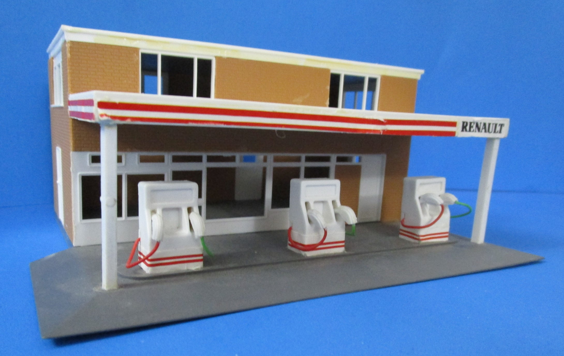 R194U Petrol Filling Station built from a Hornby kit - used - UNBOXED