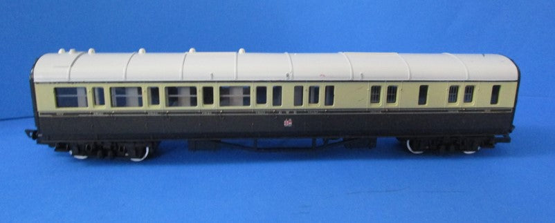 R2196M-P01 HORNBY 3rd Class Brake in GWR Chocolate & Cream - 4920 split from train pack - broken buffer and roof marks - UNBOXED