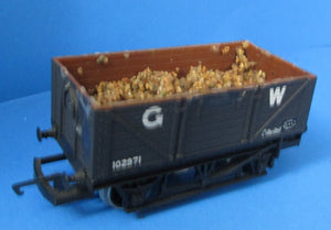 R240-P01 HORNBY 7 Plank Sheet Rail Wagon in Grey #102971, with gravel load and missing tarp rail - UNBOXED