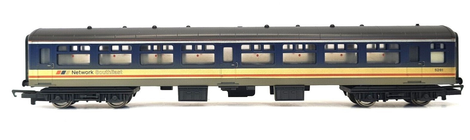 R4153 HORNBY Mk2A SO standard open in Network SouthEast livery - 5261 - weathered - BOXED