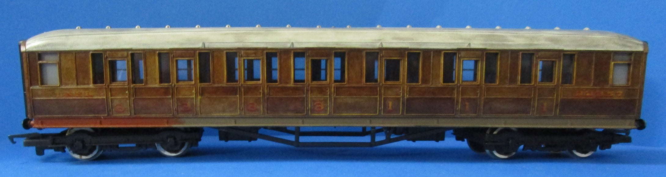 R477-P03 HORNBY  Gresley LNER Teak Composite - BOXED