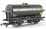 R6011 HORNBY 20 Ton Tank Wagon "THE YORKSHIRE TAR DISTILLERSLTD." No597 - BOXED