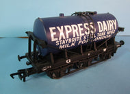 R6378-K01 HORNBY 6 wheel milk tank wagon in "EXPRESS DAIRY" No. 62. - UNBOXED