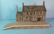 R9739 HORNBY SKALEDALE NER Station Building with green fascia boards, Pre-owned - BOXED