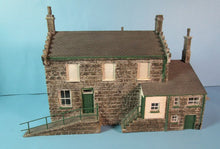 R9739 HORNBY SKALEDALE NER Station Building with green fascia boards, Pre-owned - BOXED