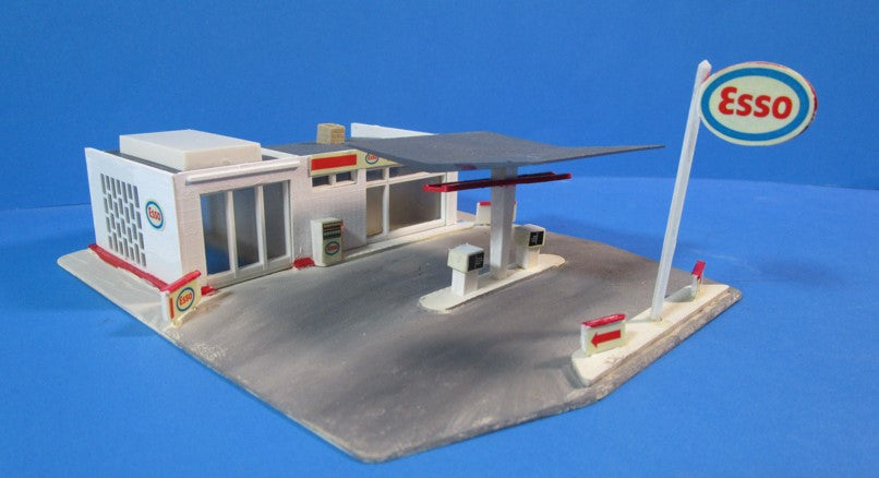 UB007 Ready built Hornby R194 Petrol Station