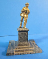 UB026 War Memorial: Bronze soldier leaning on his rifle on a granite plinth