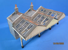 UB071 Parcels Office Station building with canopy and covered entrance ramp from the street to the parcel office