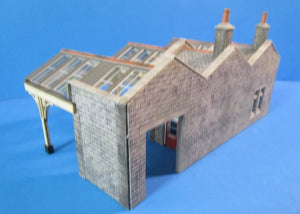 UB071 Parcels Office Station building with canopy and covered entrance ramp from the street to the parcel office