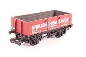 33-054 BACHMANN 5 Plank Wagon 490 in 'English China Clays' of St. Austell. Red Livery
