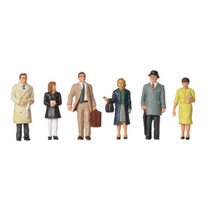 36-402 BACHMANN 1960/1970s Station Passengers Standing - OO Gauge                            