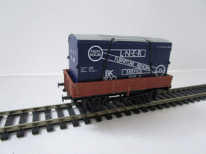 37-929  BACHMANN 3-plank wagon in LNER blue with BD container