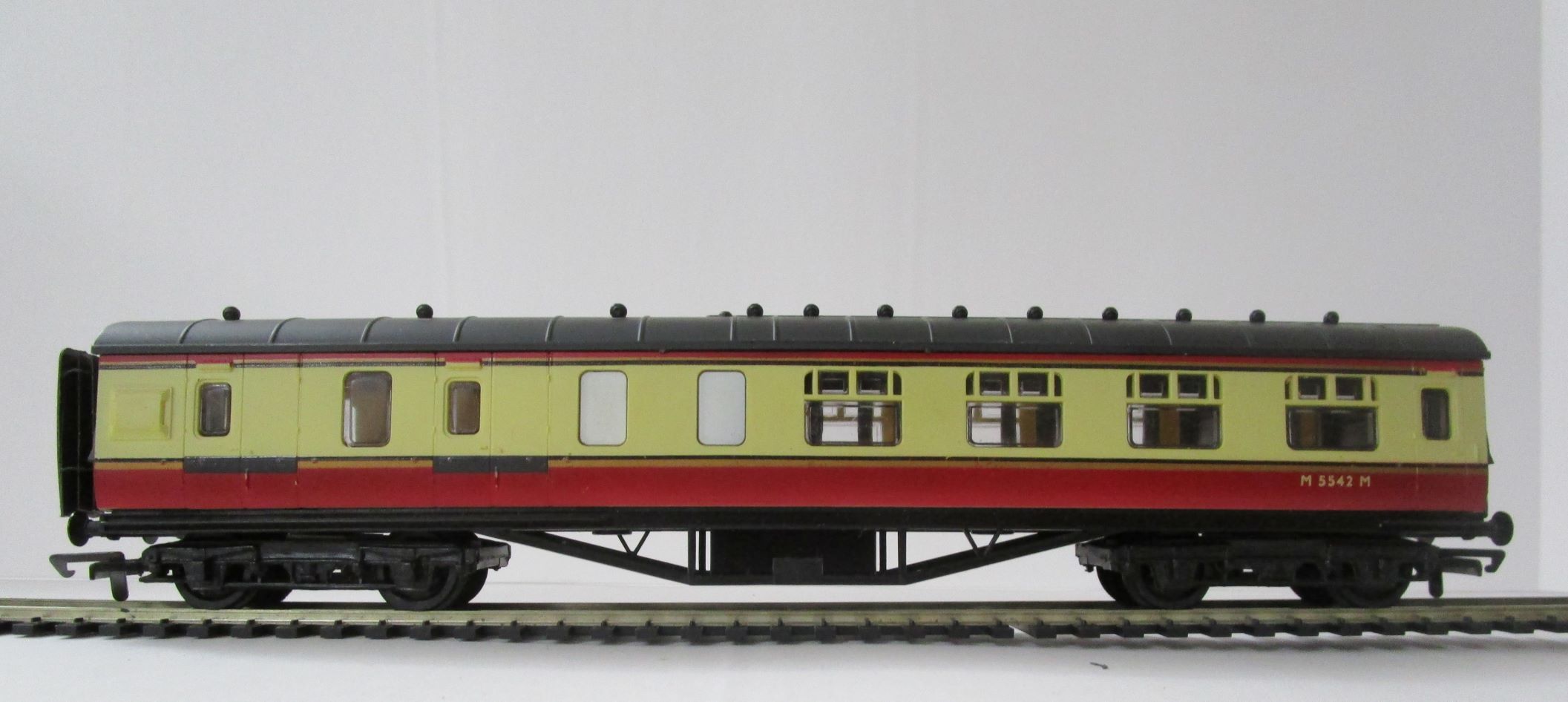 54205-0-SD01 AIRFIX 57ft  Brake 3rd Corridor B.R. M5542M replaced couplings and corridor ends - BOXED