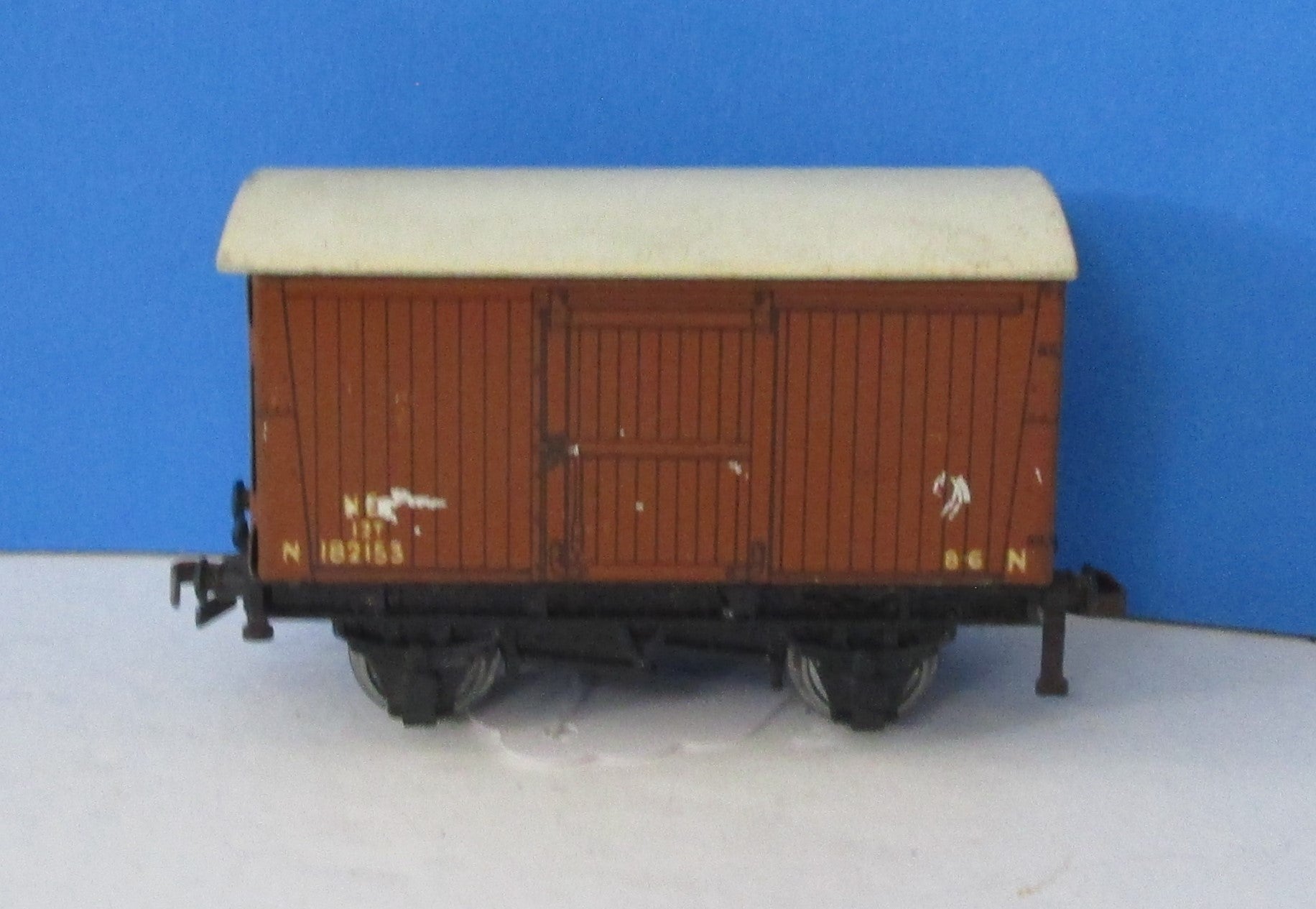 HD-32040/2 HORNBY DUBLO NE Brown 12T van 182153 - UNBOXED