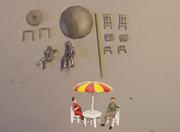 PW220 P&D MARSH  Garden furniture (parasol, table & 2 figures) - OO Gauge - unpainted