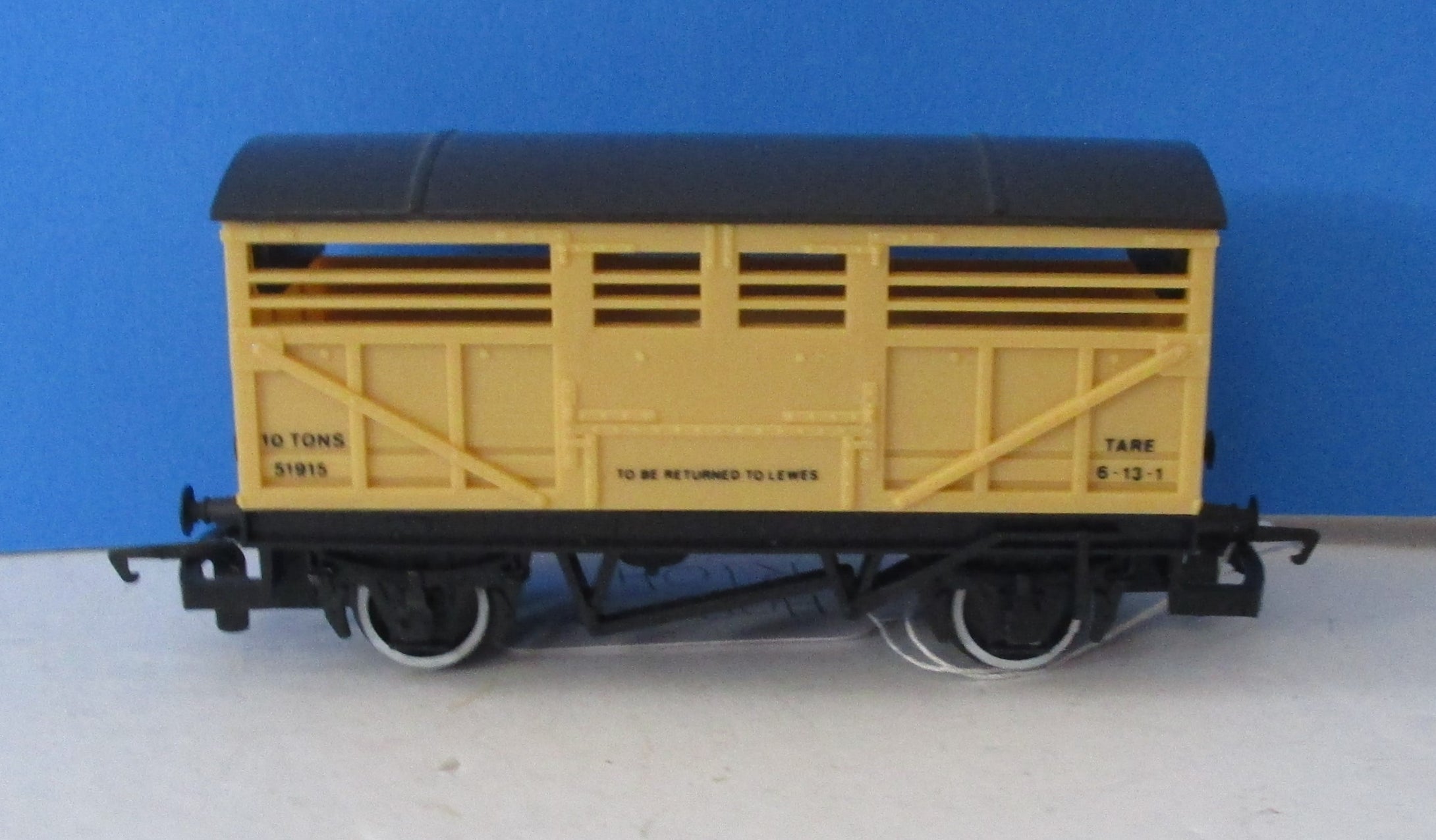 R104 HORNBY Beige 10 Ton sheep/cattle wagon 51915 - UNBOXED