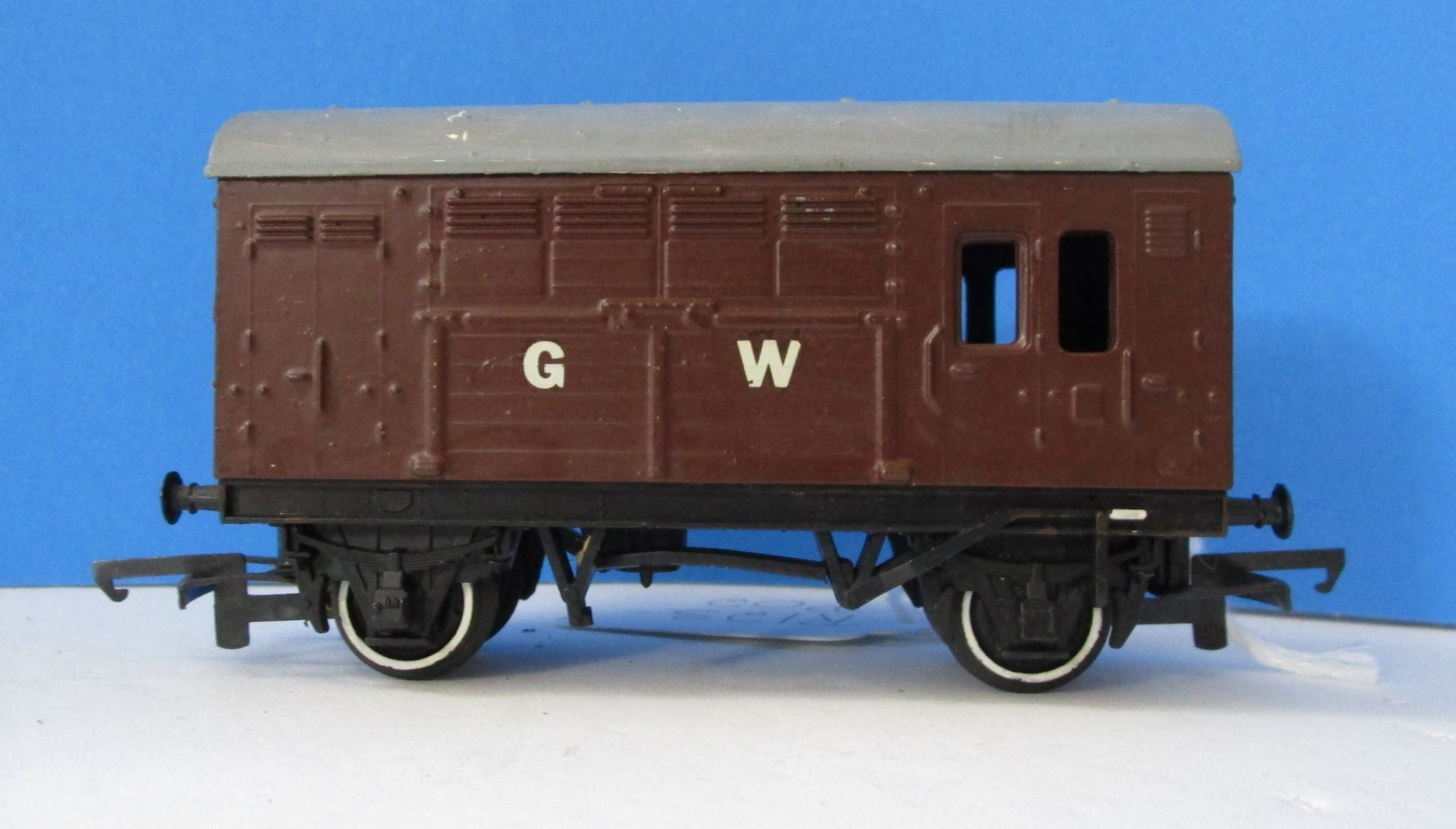 R123-P02 HORNBY Horse Box repainted in G.W. Brown - UNBOXED