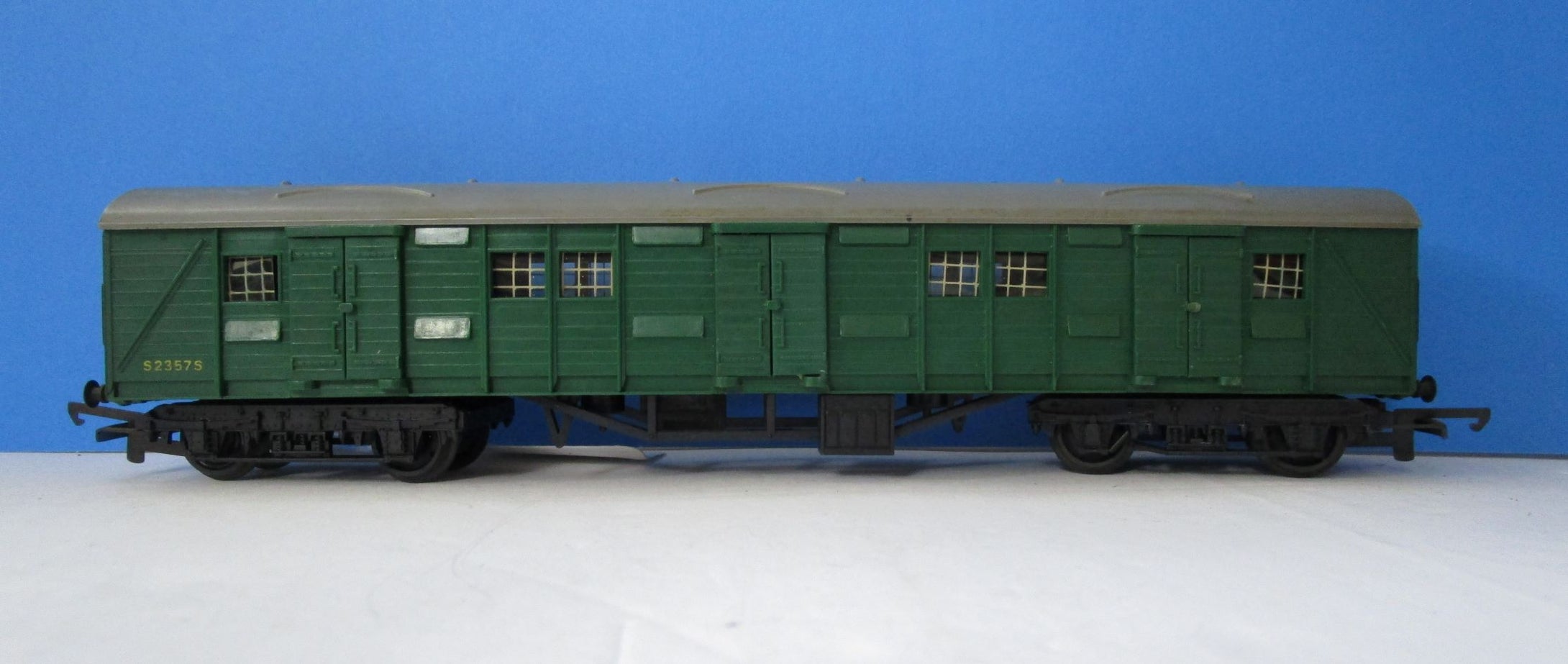 R226-P01 TRIANG HORNBY BR Southern Region Bogie Luggage Van S23575 - UNBOXED