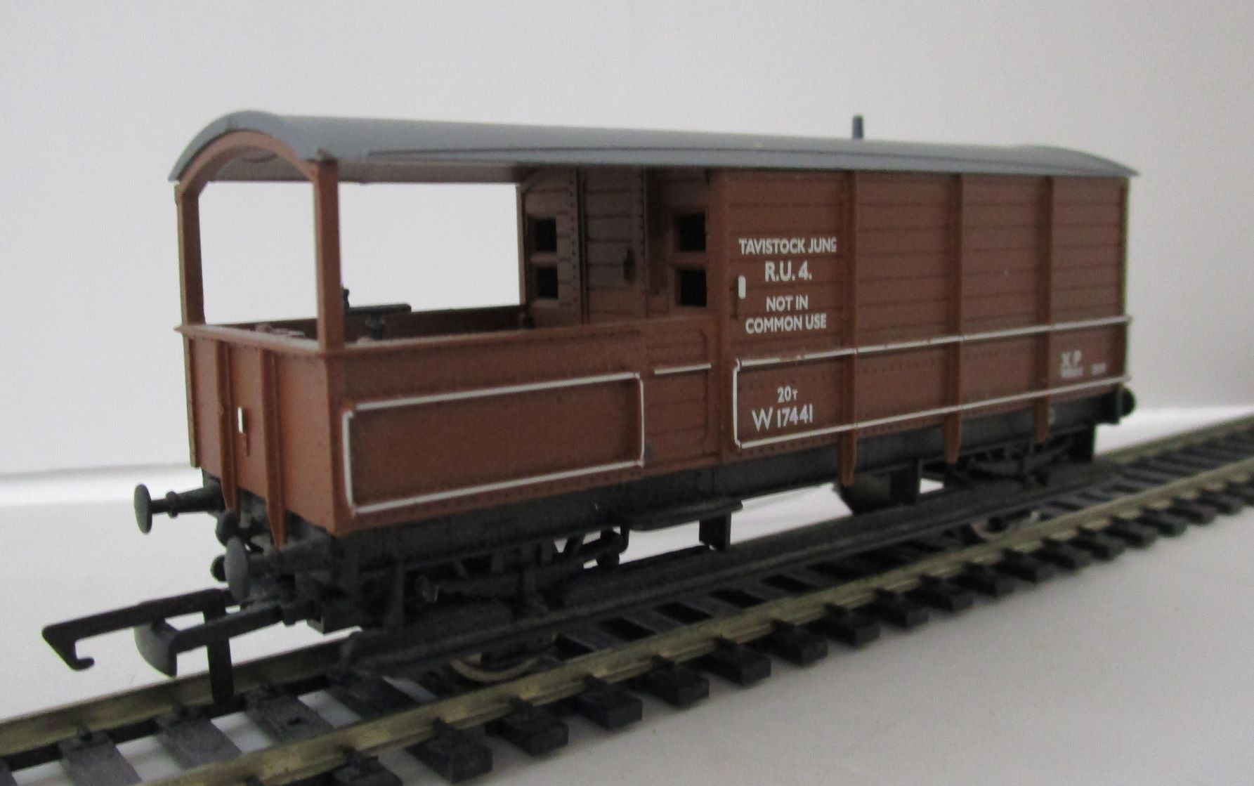 R6146A HORNBY 20 Ton toad brake van (ex GWR) in BR brown - unboxed