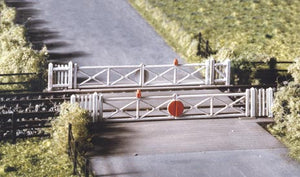 RAT-234 RATIO Level Crossing with Gates (N Gauge)