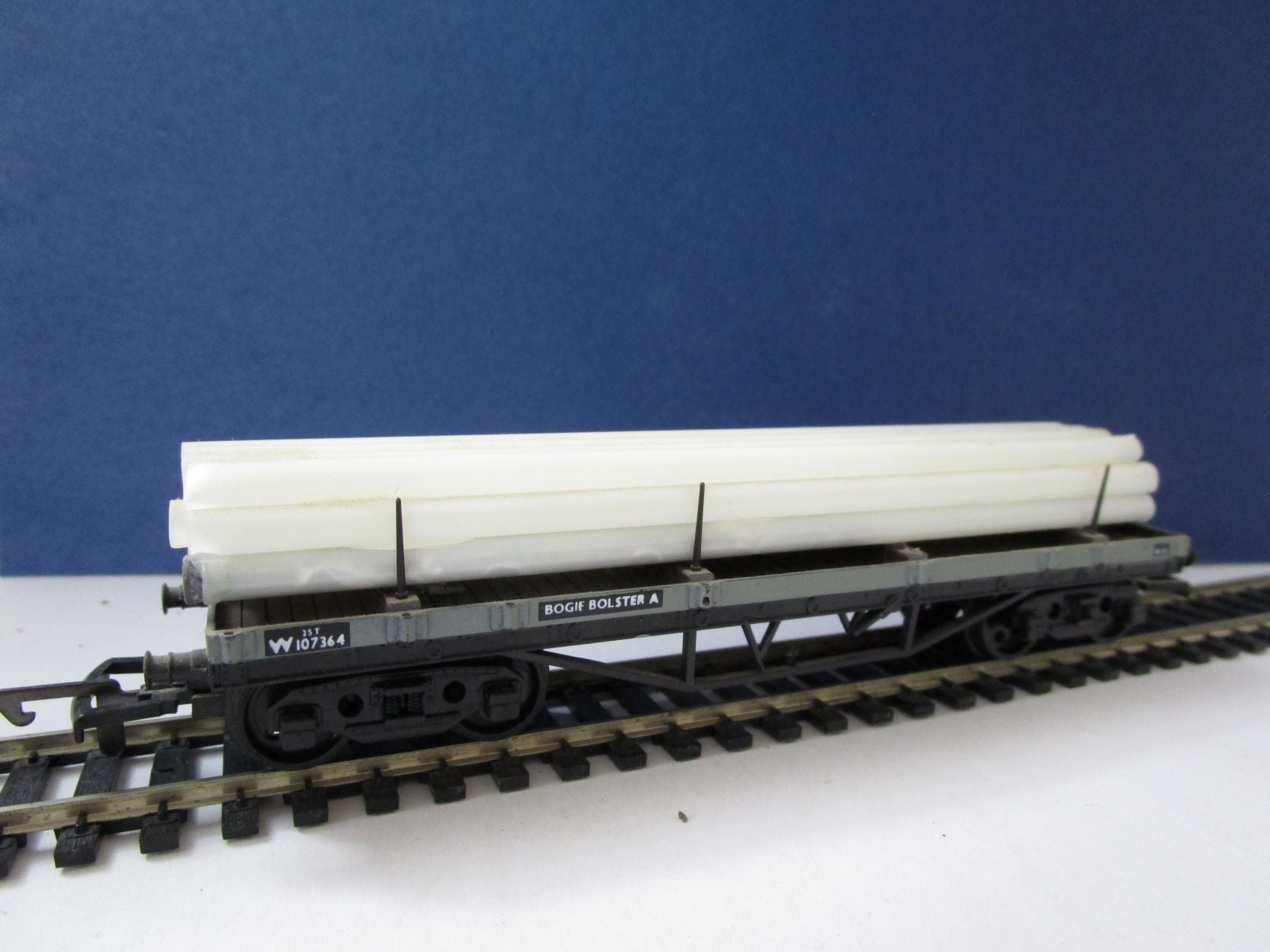 B88-P002 DAPOL Macaw Bogie Bolster Wagon in BR Grey W107364 - with pipe loads