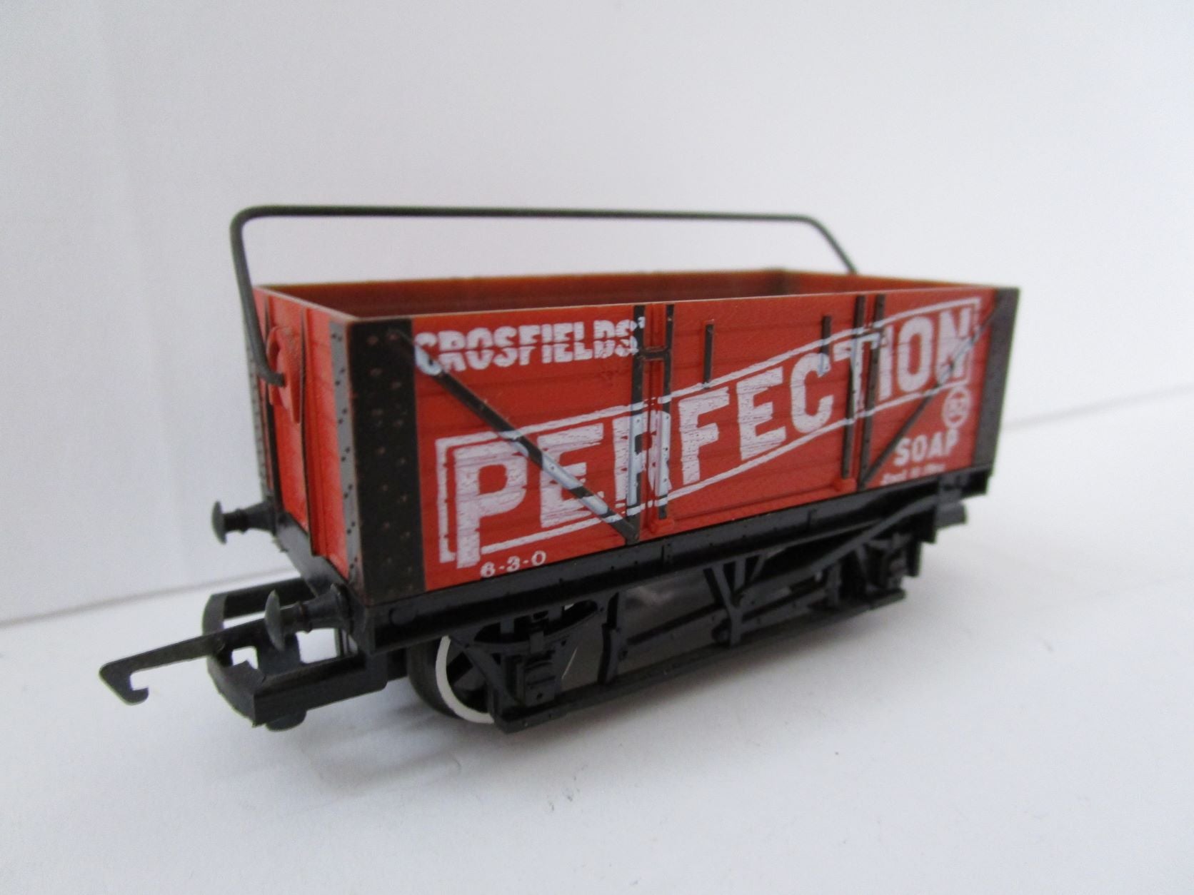 R016-P01 HORNBY 7 plank wagon with sheet rail 