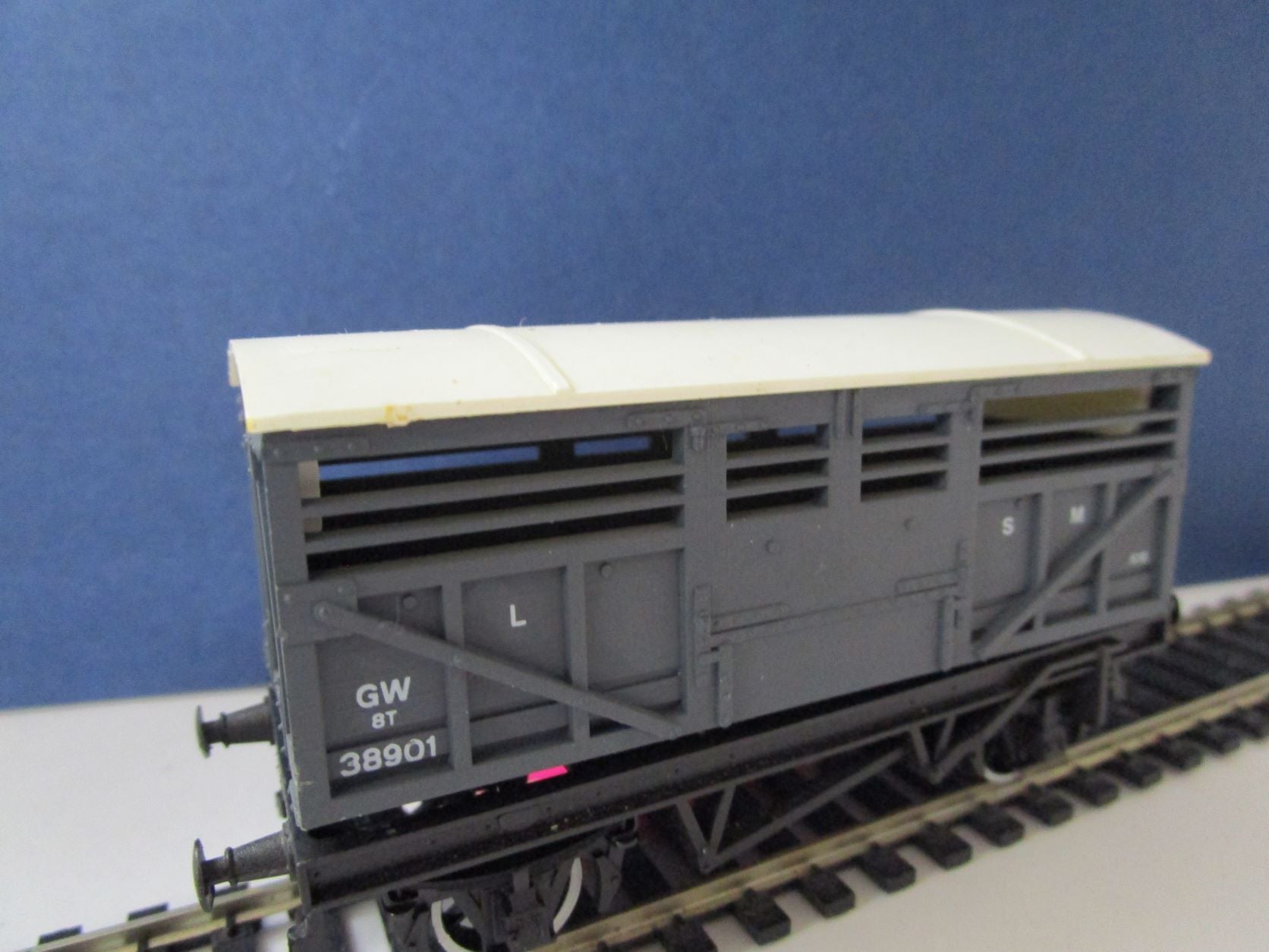 R022-P001 HORNBY Cattle Van 38901 - Unboxed