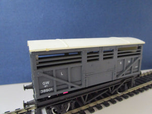 R022-P001 HORNBY Cattle Van 38901 - Unboxed