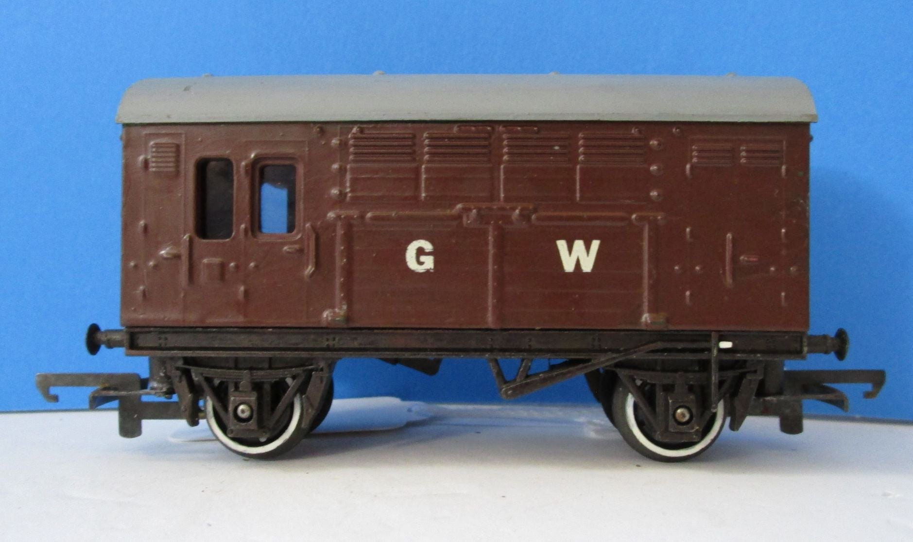 R123-P01 HORNBY Horse Box repainted in G.W. Brown - Unboxed