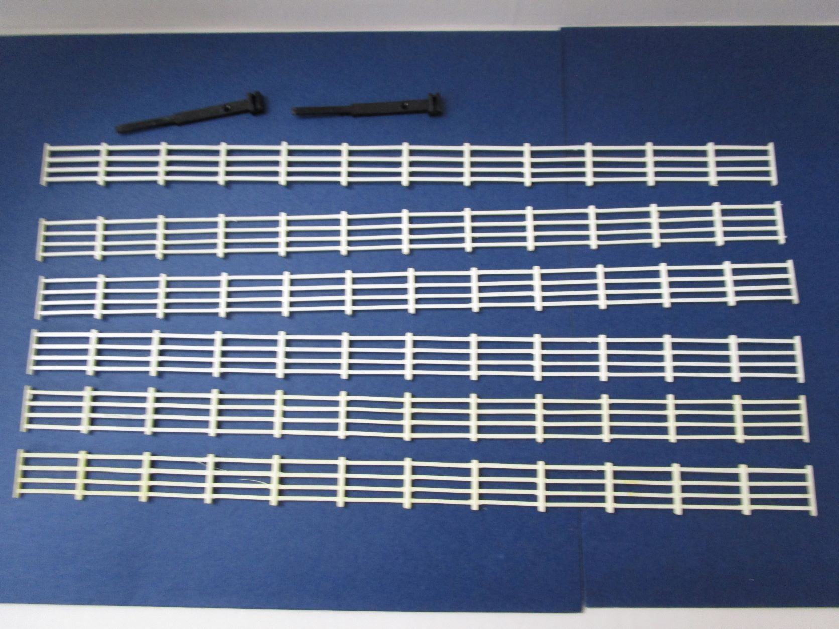 R299 Hornby trackside fencing with mounting clips pack of 6 fences with 12 clips