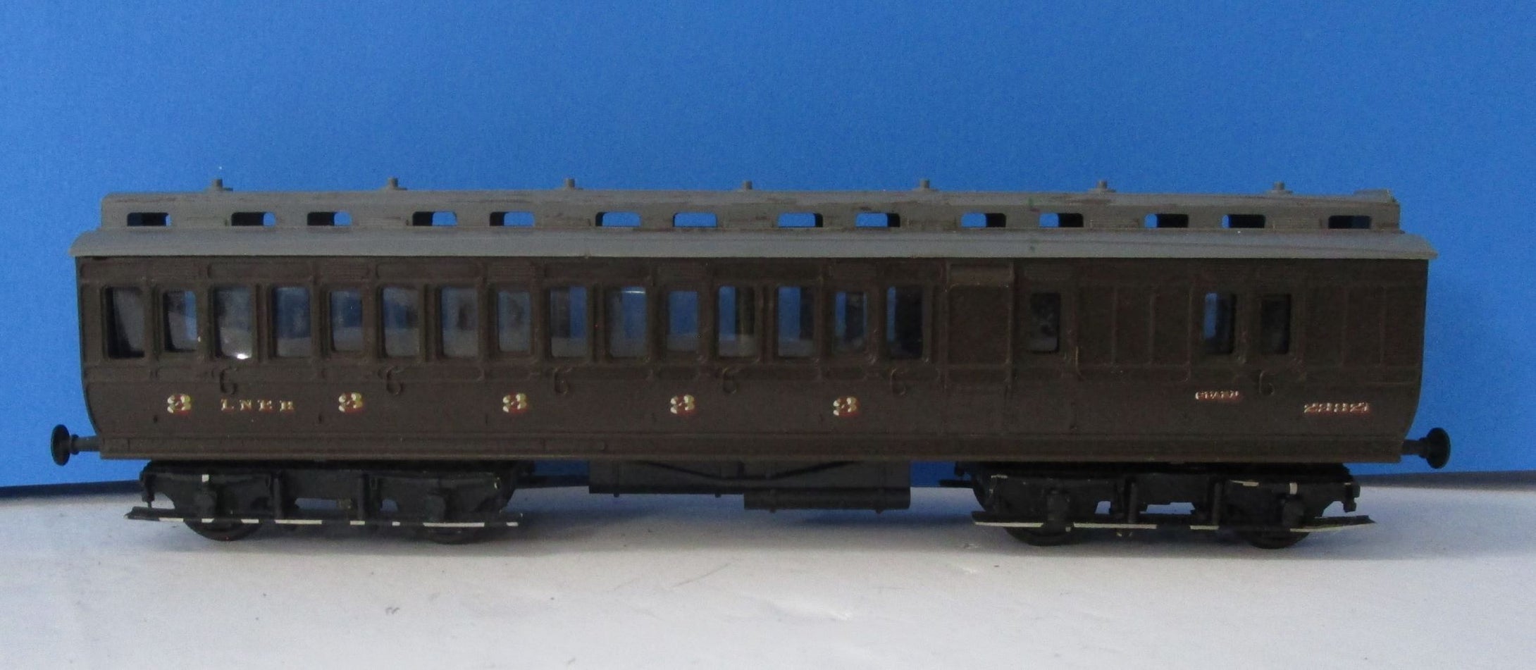 R333-P01 HORNBY Clerestory LNER Composite Brake Coach repainted in chocolate livery with replacement metal bogies, wheels and buffers - UNBOXED