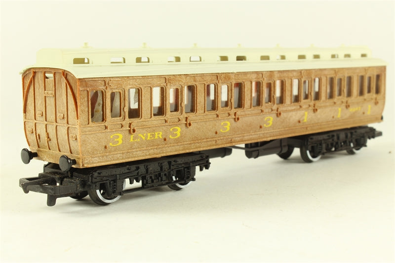 R391 HORNBY LNER Clerestory Composite - Teak Finish - 2247