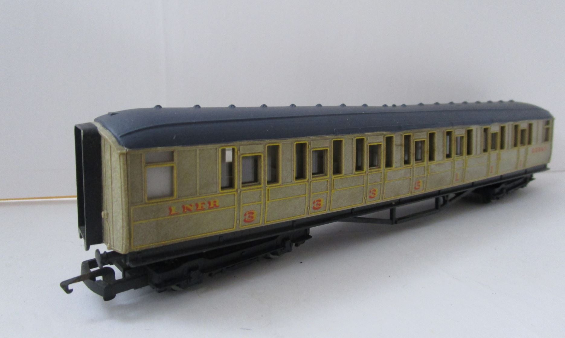 R477-P01 HORNBY LNER Gresley Composite 22357 - black roof