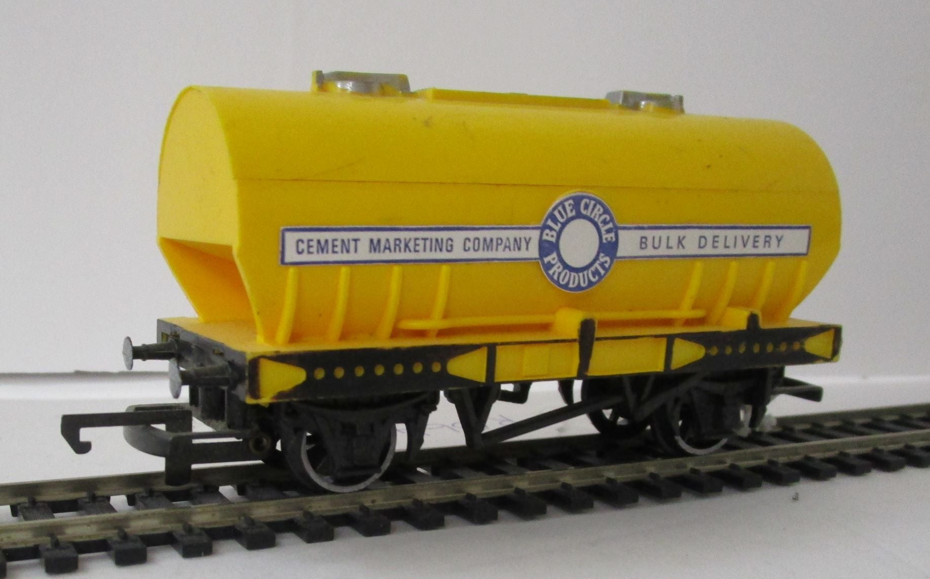R564 HORNBY  Blue circle cement wagon - Unboxed