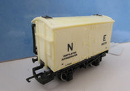 R6180-P01 HORNBY   Refrigerated van in NE white - UNBOXED