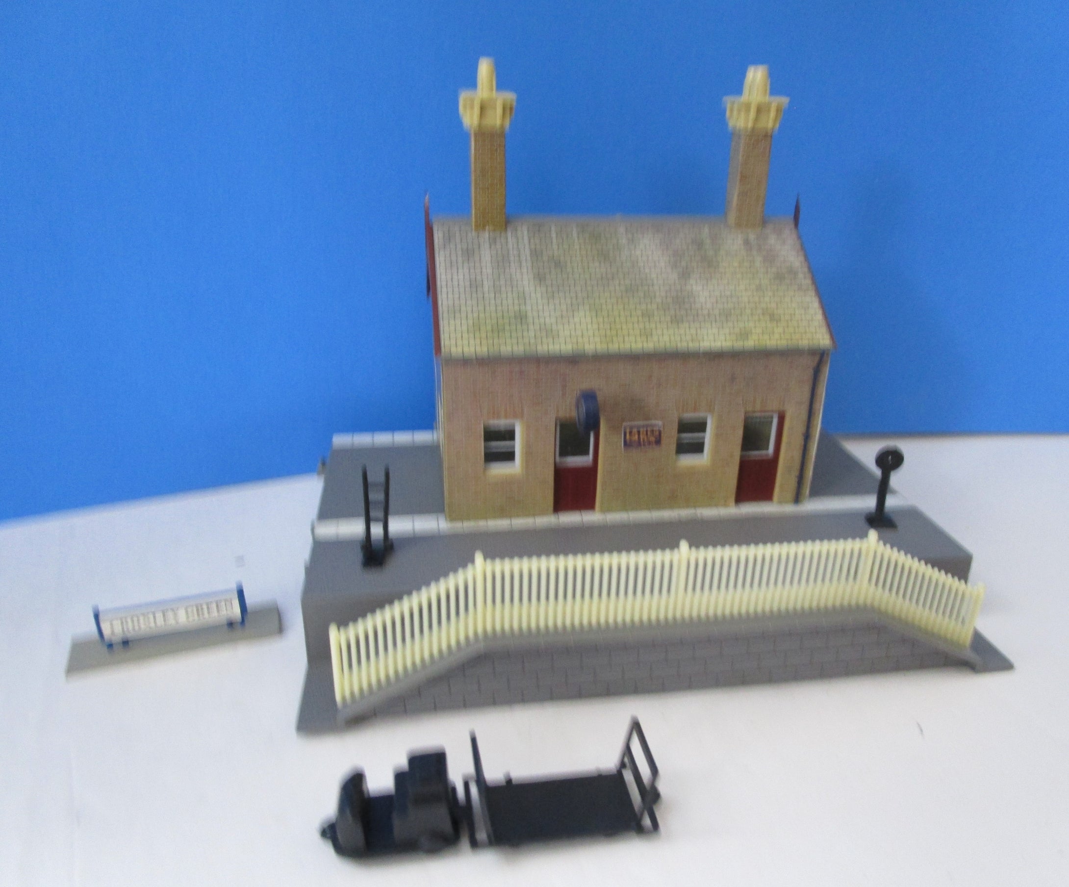 R8001U HORNBY Waiting Room with accessories (used) - BOXED