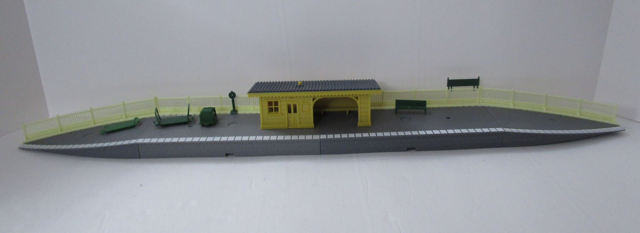 R8229U HORNBY  Station platform, waiting shelter and accessories - used